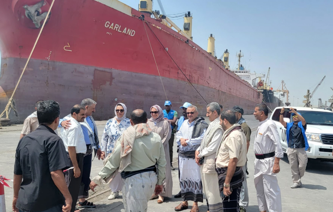 اللواء الموشكي والقائم بأعمال بعثة أونمها يطلعان على أضرار العدوان بميناء الحديدة