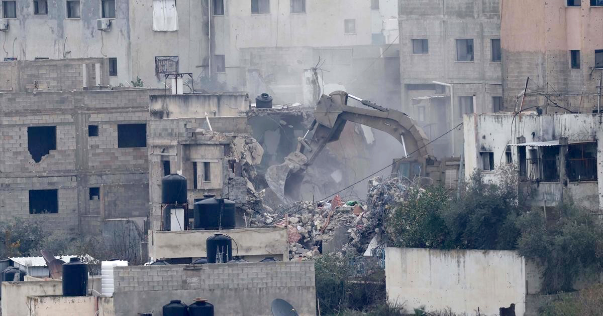 العدو الصهيوني يوسع عمليات التجريف والتدمير في مخيم جنين