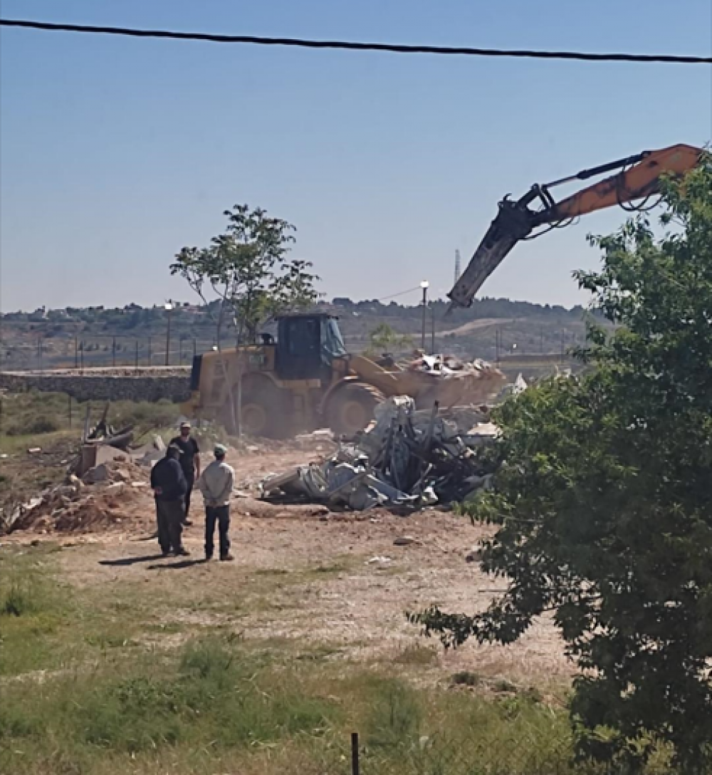 العدو الصهيوني يهدم منزلًا وأسوارًا في القدس المحتلة