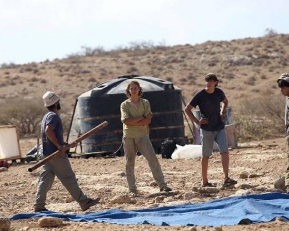 مستوطنون صهاينة يسرقون صهريج مياه في الأغوار الشمالية