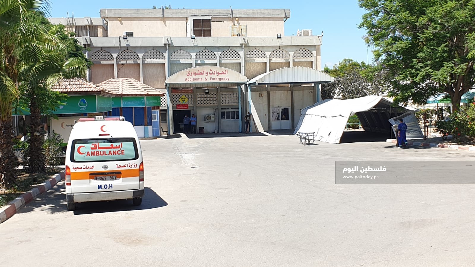 الدكتور الهمص: العدو استهدف الساحة الداخلية للمستشفى الأوروبي ونضطر لإغلاقه