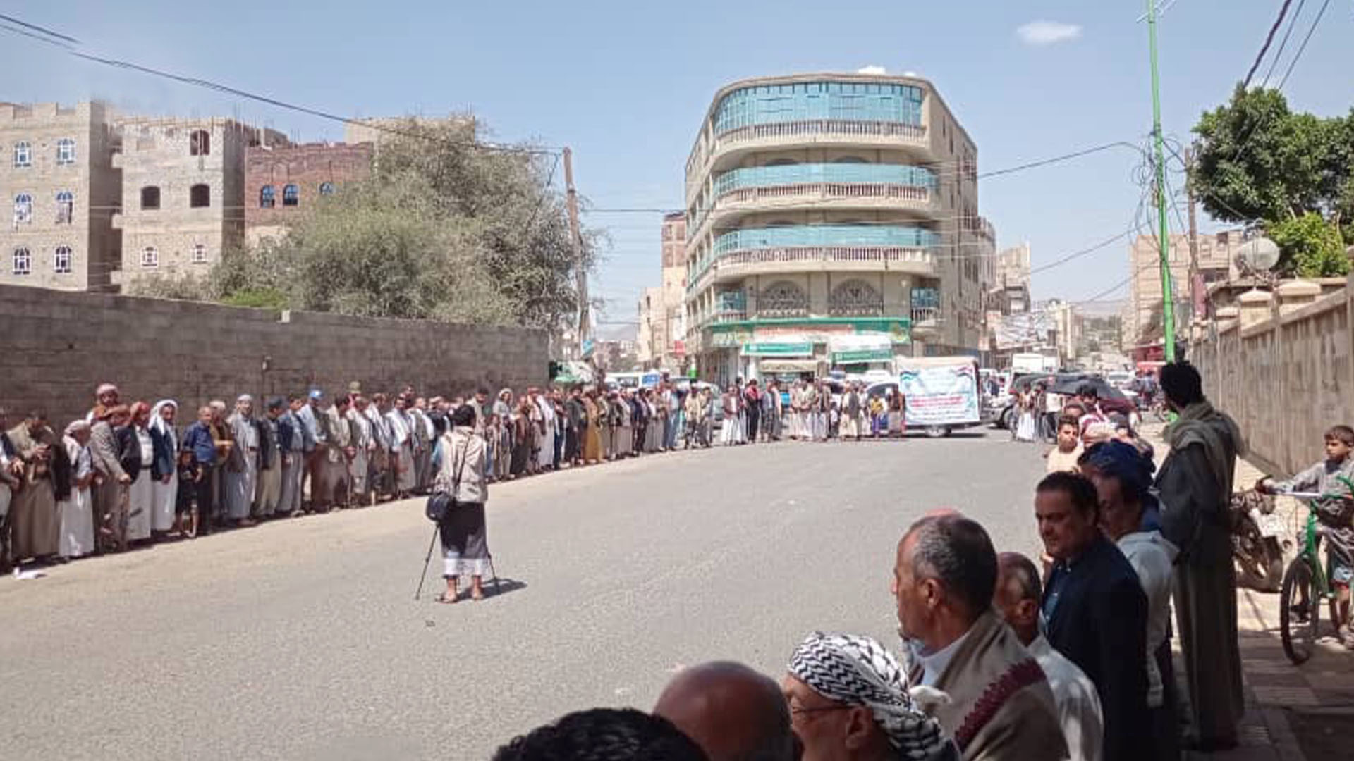 وقفة مسلحة في مديرية الثورة بالأمانة نصرة لغزة وإعلان البراءة من الخونة