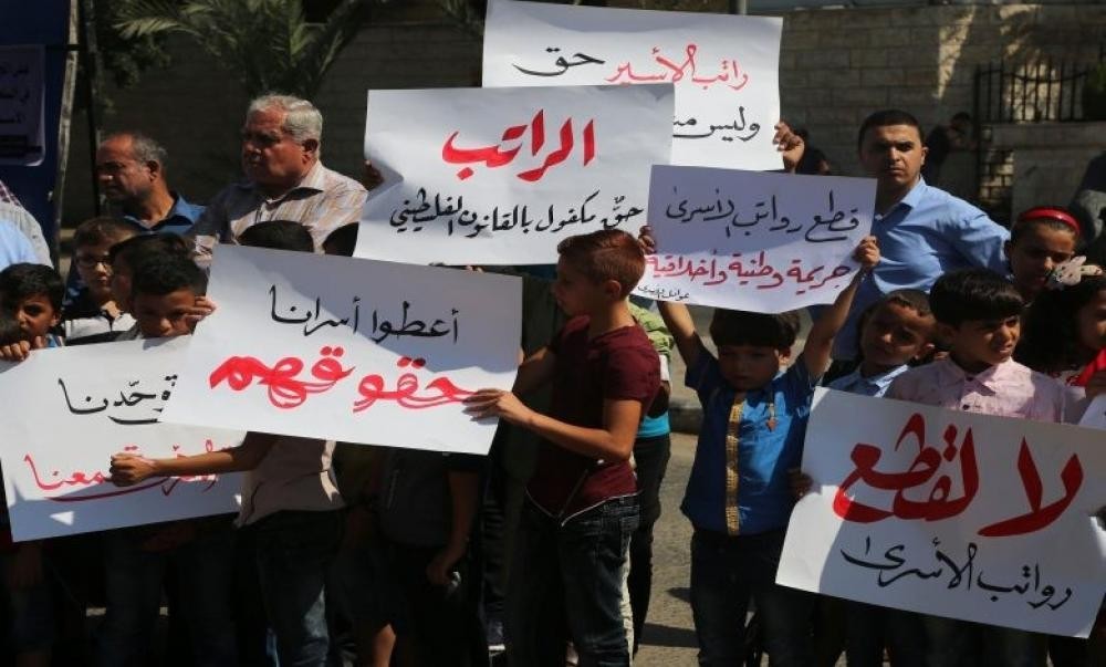 تظاهرة حاشدة في طولكرم رفضًا لقطع السلطة الفلسطينية رواتب الأسرى والمحررين