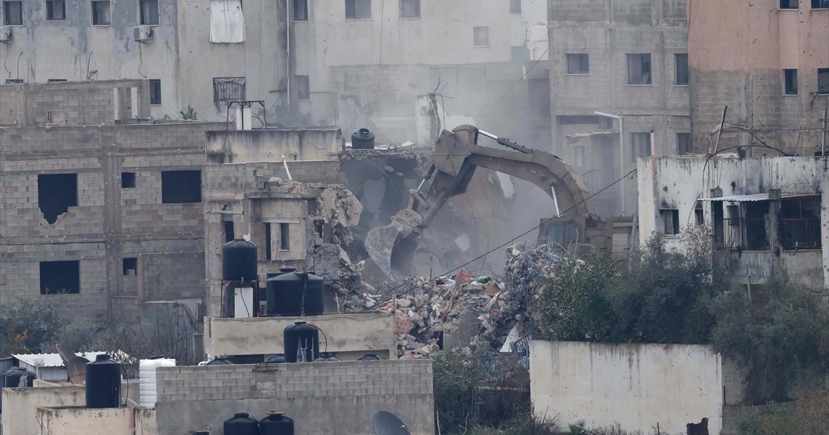 العدو الصهيوني يهدم منازل في مخيم نور شمس شرقي طولكرم