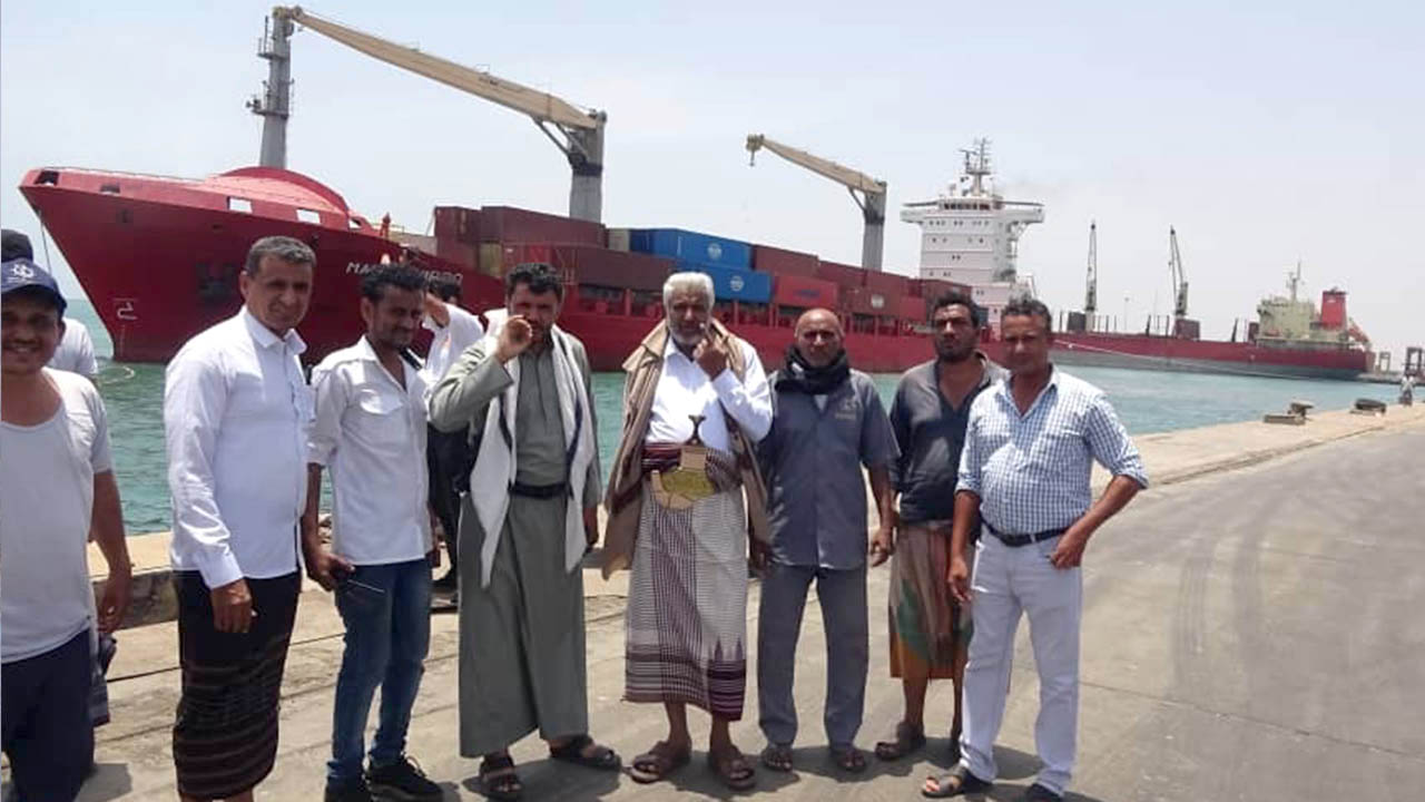 وزير النقل والأشغال العامة يتفقد سير العمل في أرصفة ميناء الحديدة
