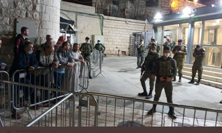 العدو يمنع الفلسطينيين من أداء صلاة الفجر في الحرم الإبراهيمي