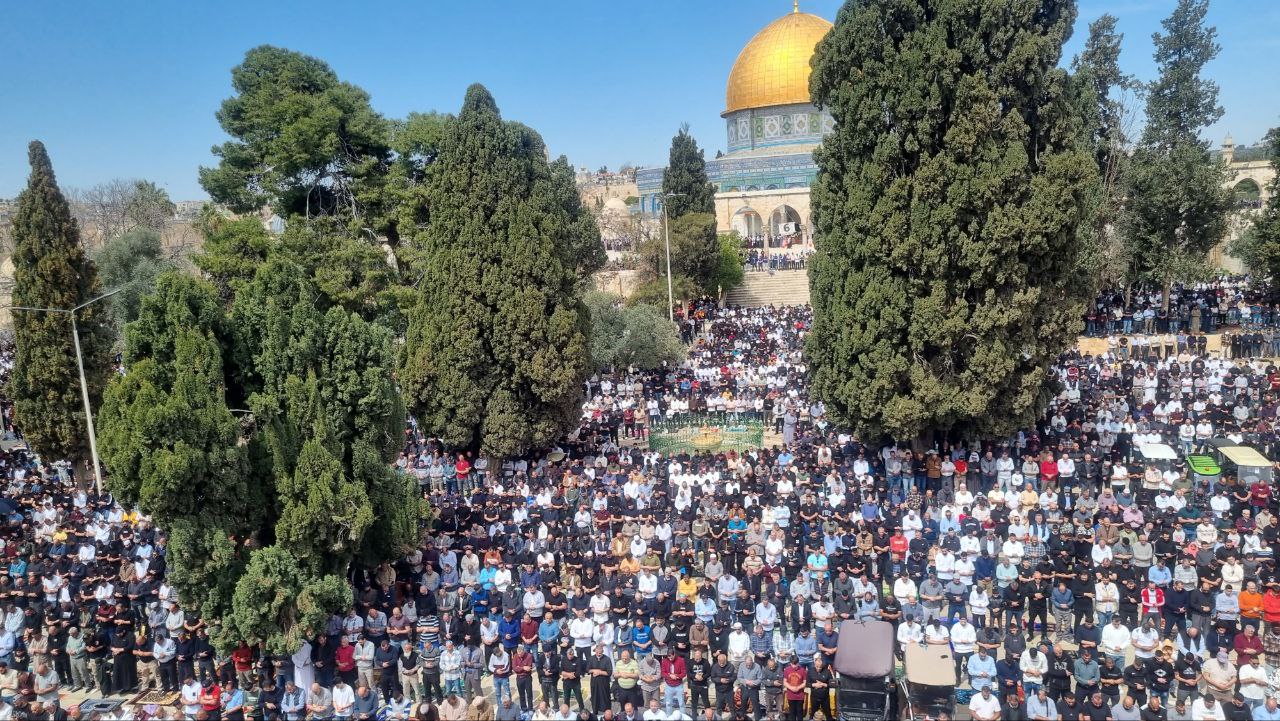 عشرات الآلاف يؤدون صلاة الجمعة في المسجد الأقصى