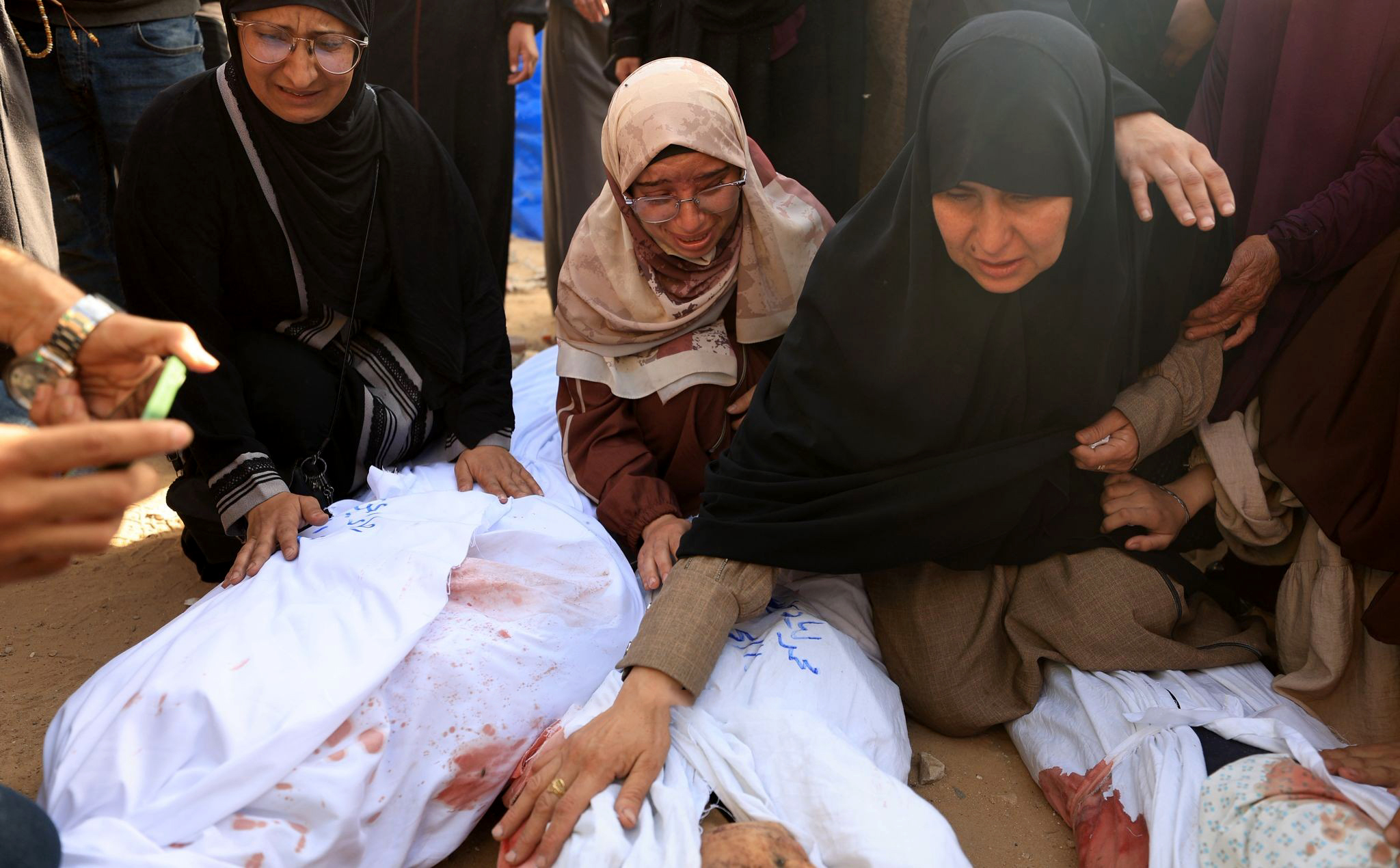 العدو الصهيوني يستخدم أسلحة محرمة .. ارتقاء 250 شهيداً في غزة خلال 36 ساعة