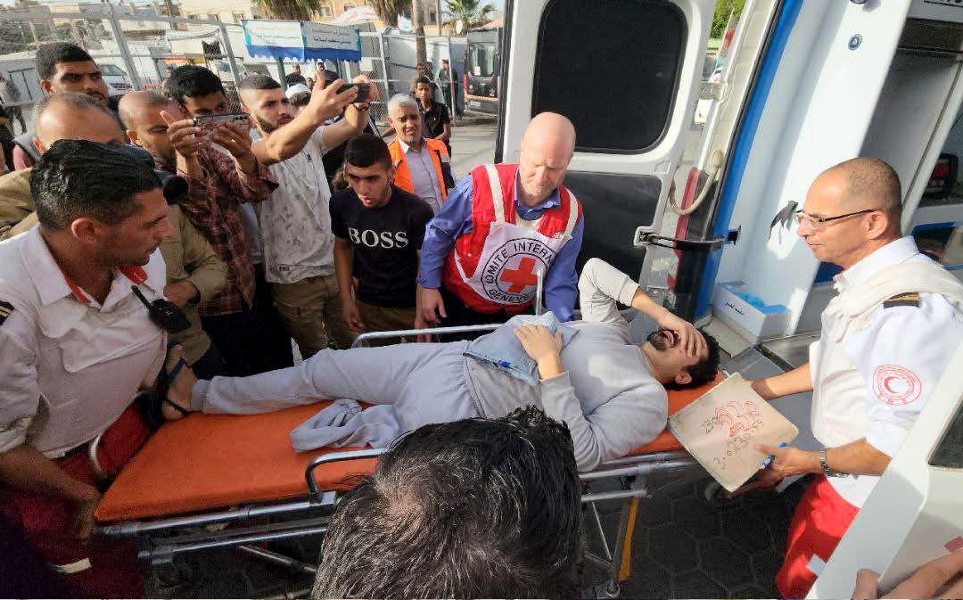 بينهم مبتور القدم .. الإفراج عن 10 أسرى فلسطينيين من سجون العدو