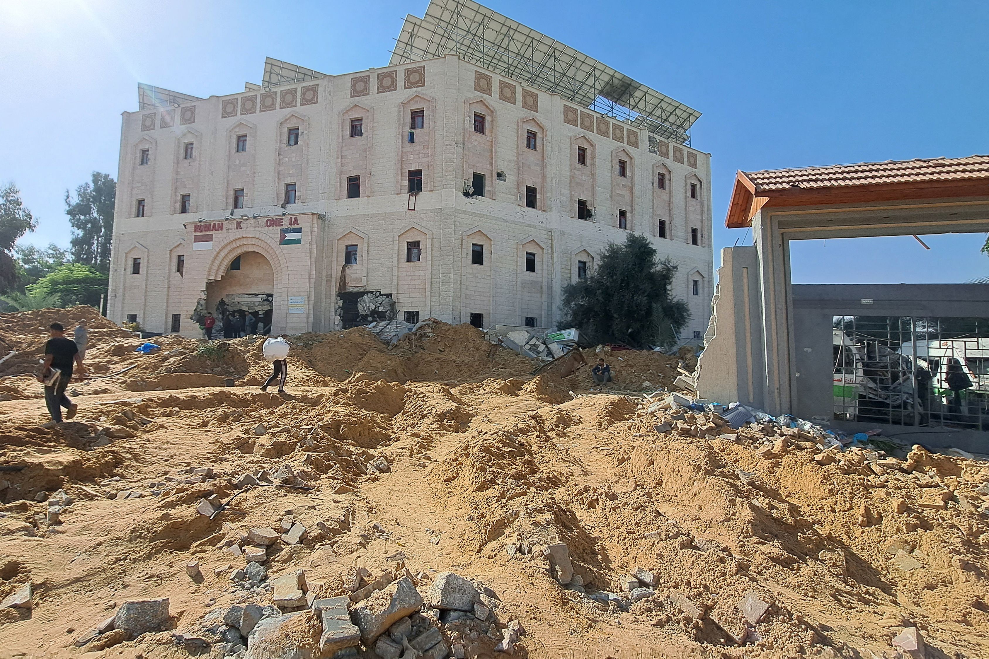 العدو يُحاصر مستشفى الاندونيسي ويطلق النار على المرضى والأطباء