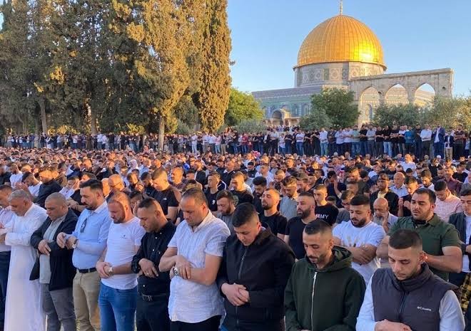 40 ألفًا يؤدون صلاة الجمعة في المسجد الأقصى