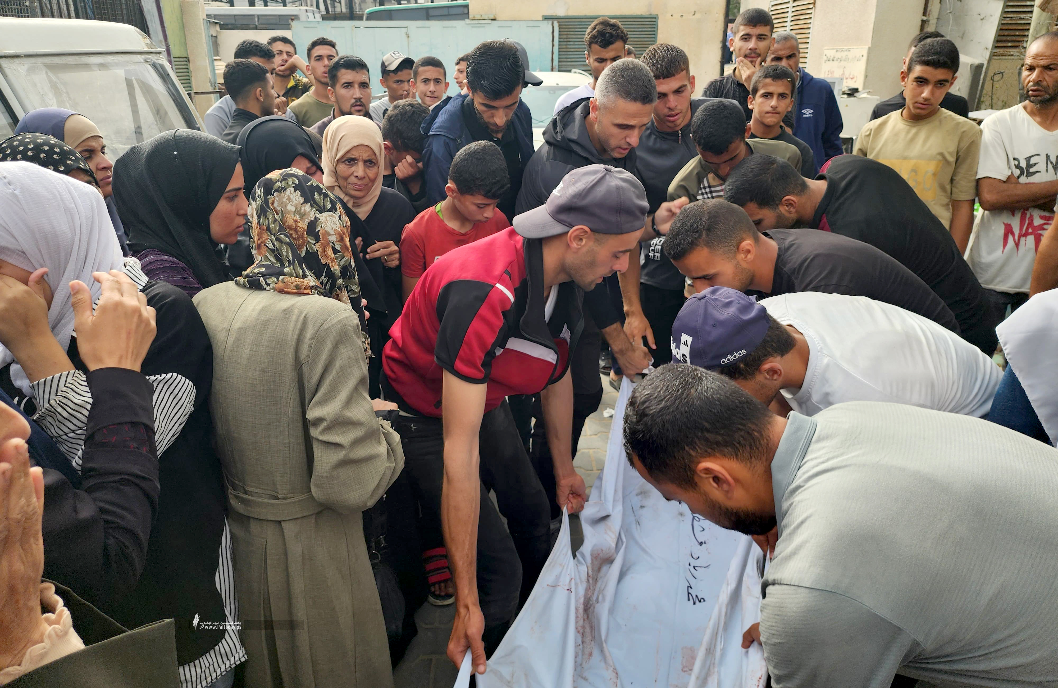 ارتقاء 71 شهيداً وعشرات الجرحى والطبيبة "النجار" تُفجع باستشهاد أولادها الثمانية