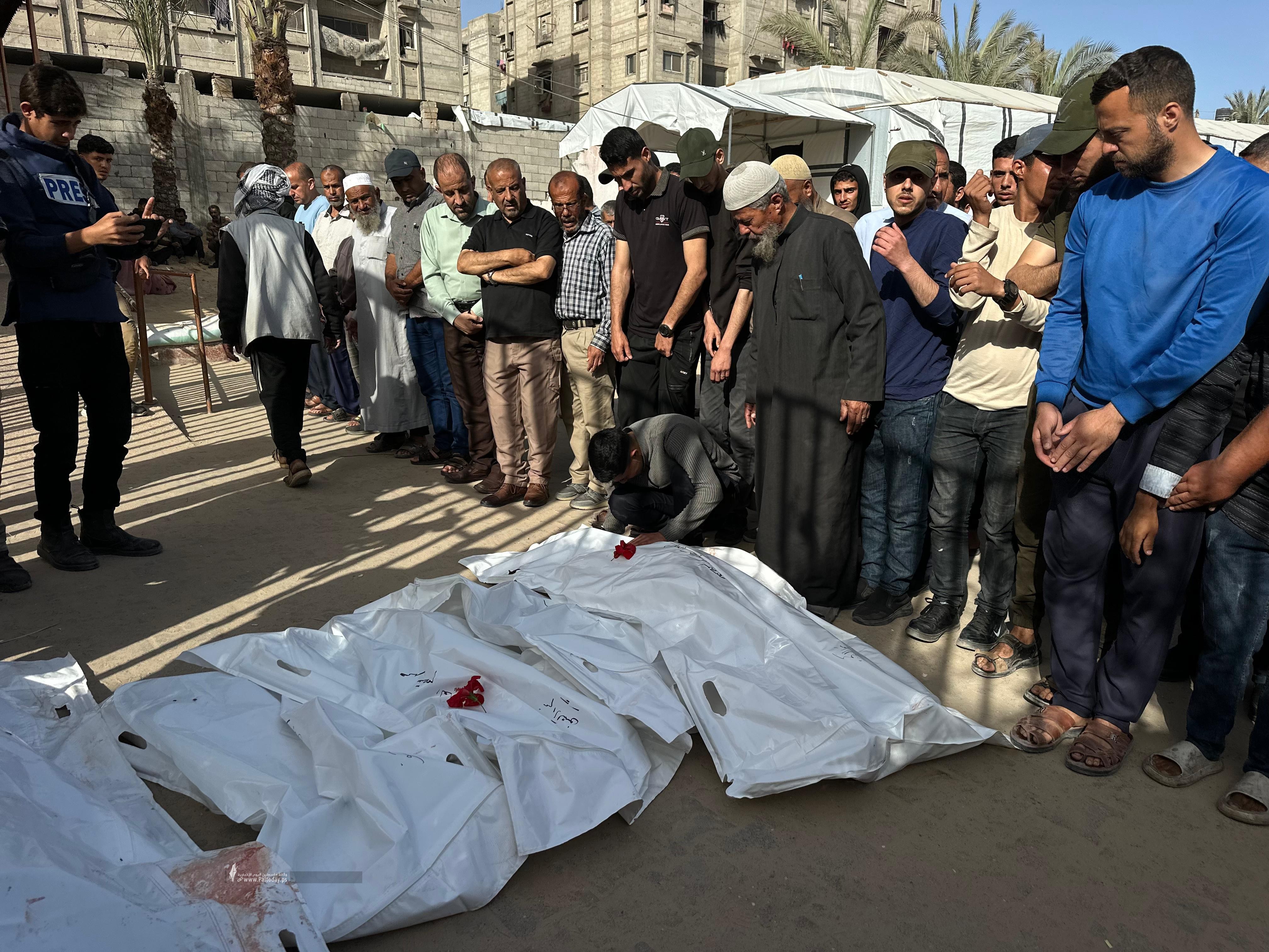 عشرات الشهداء والجرحى بقصف صهيوني متواصل على قطاع غزة
