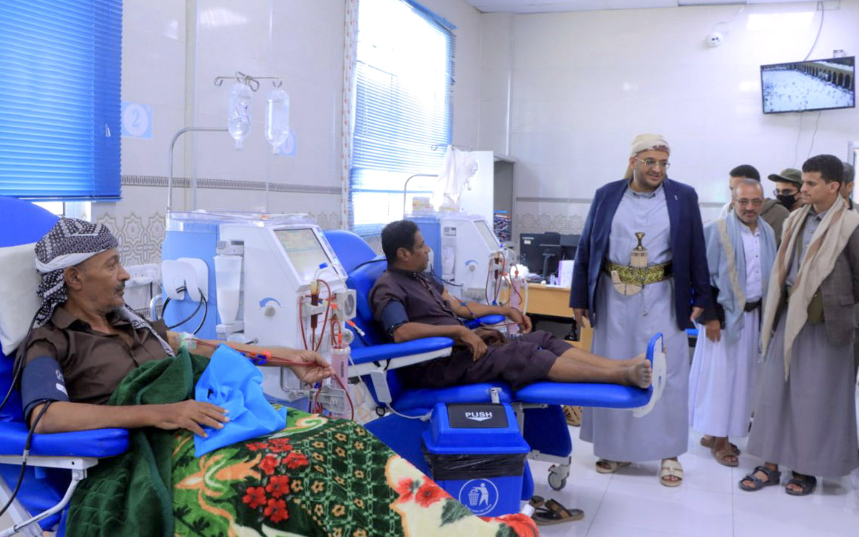 المساوى يتفقد أحوال الجرحى في المستشفى العسكري ومرضى الغسيل الكلوي بتعز