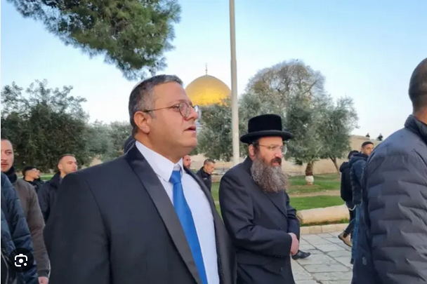 المجرم بن غفير يقتحم المسجد الأقصى بحراسة مشددة من شرطة العدو