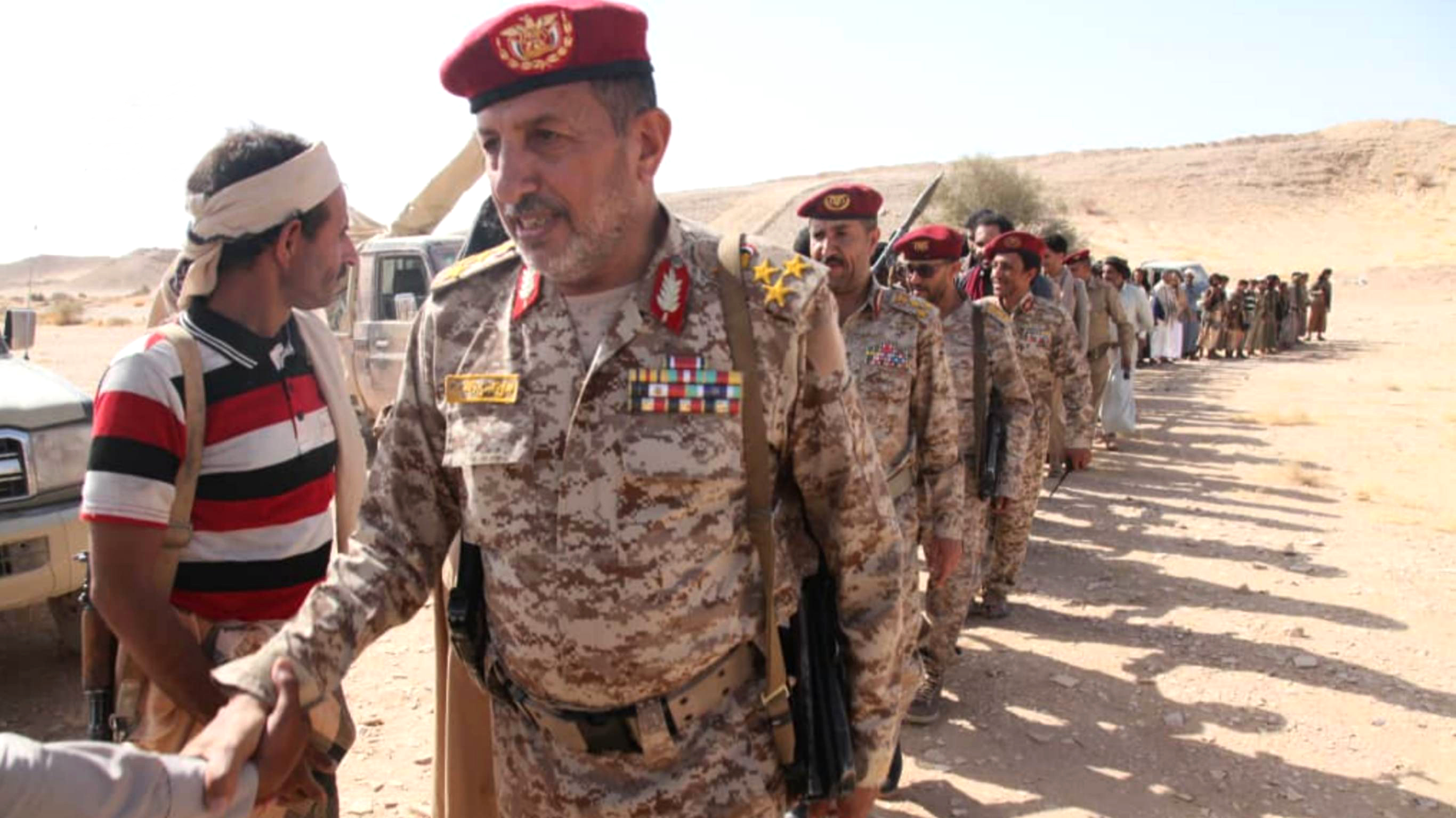 قيادات الدفاع ورئاسة الأركان تختتم الزيارات العيدية للمرابطين في الجبهات