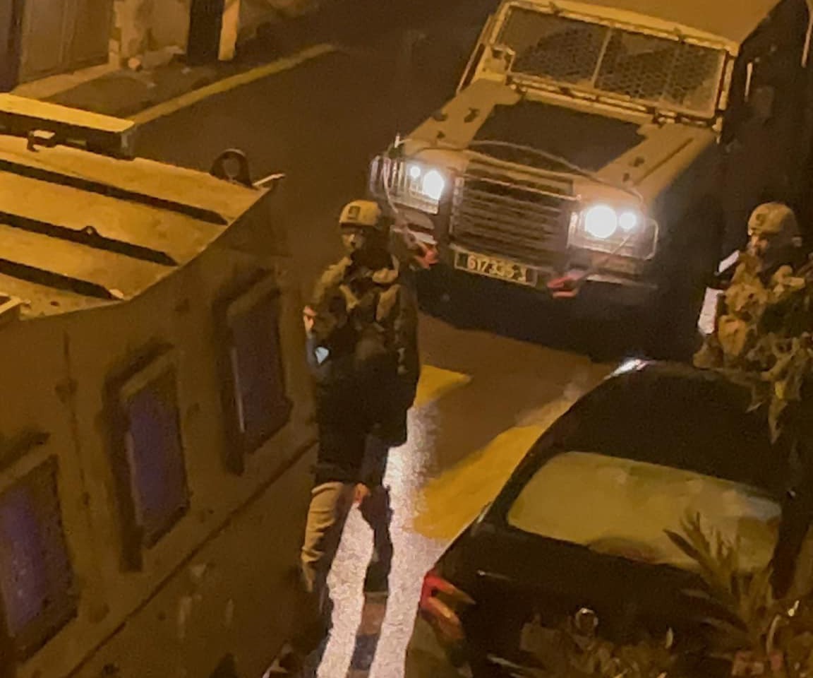 العدو الصهيوني يعتقل 14 فلسطينيا في الضفة المحتلة
