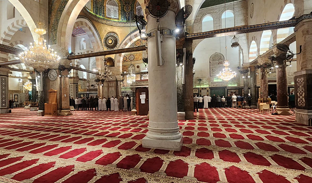 قوات العدو الصهيوني تغلق المسجد الأقصى بالكامل وتخلي المصلّين منه بالقوة