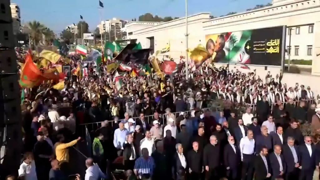 حزب الله يحتفي بانتصار إيران على العدو الصهيوني بوقفة تضامنية في بيروت