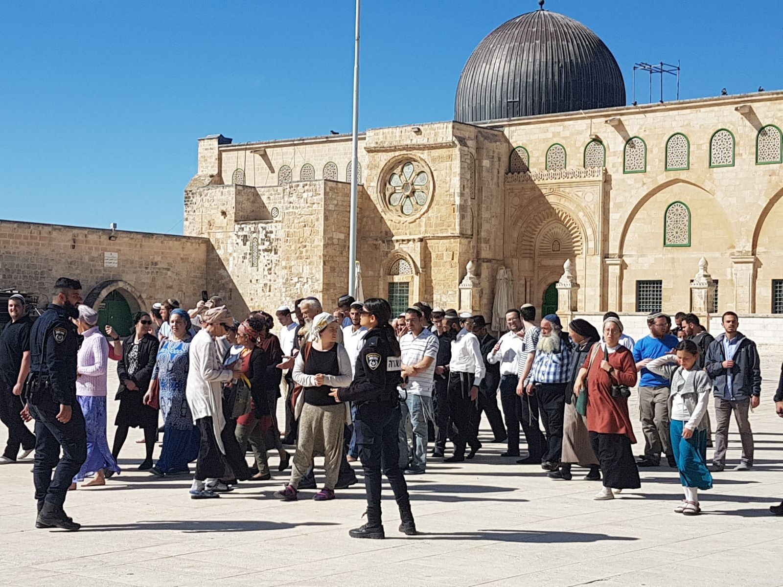 عشرات المستوطنين يقتحمون المسجد الأقصى
