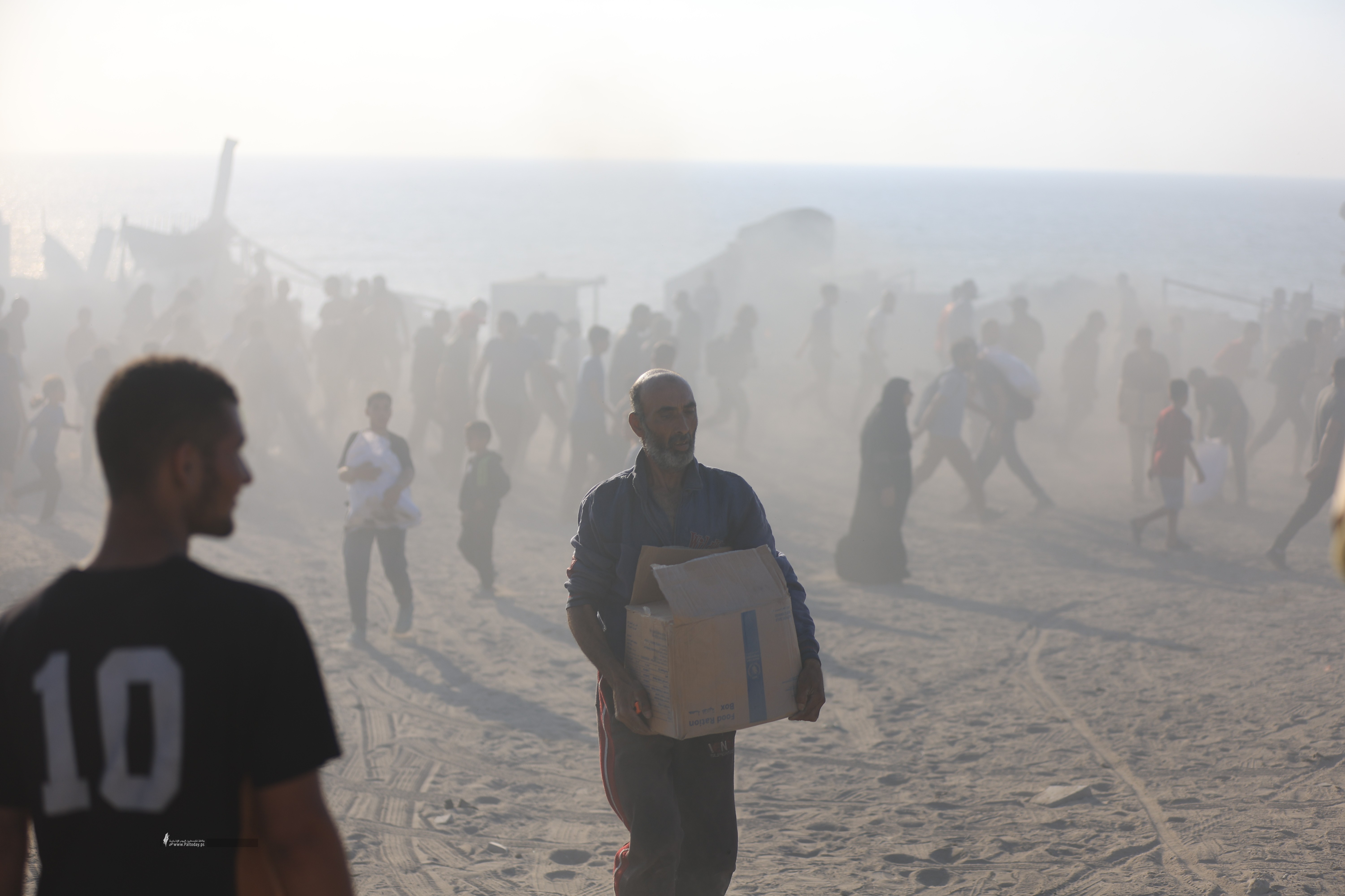 جنود العدو يقرون بإطلاق النار عمداً على الفلسطينيين خلال توزيع المساعدات بغزة
