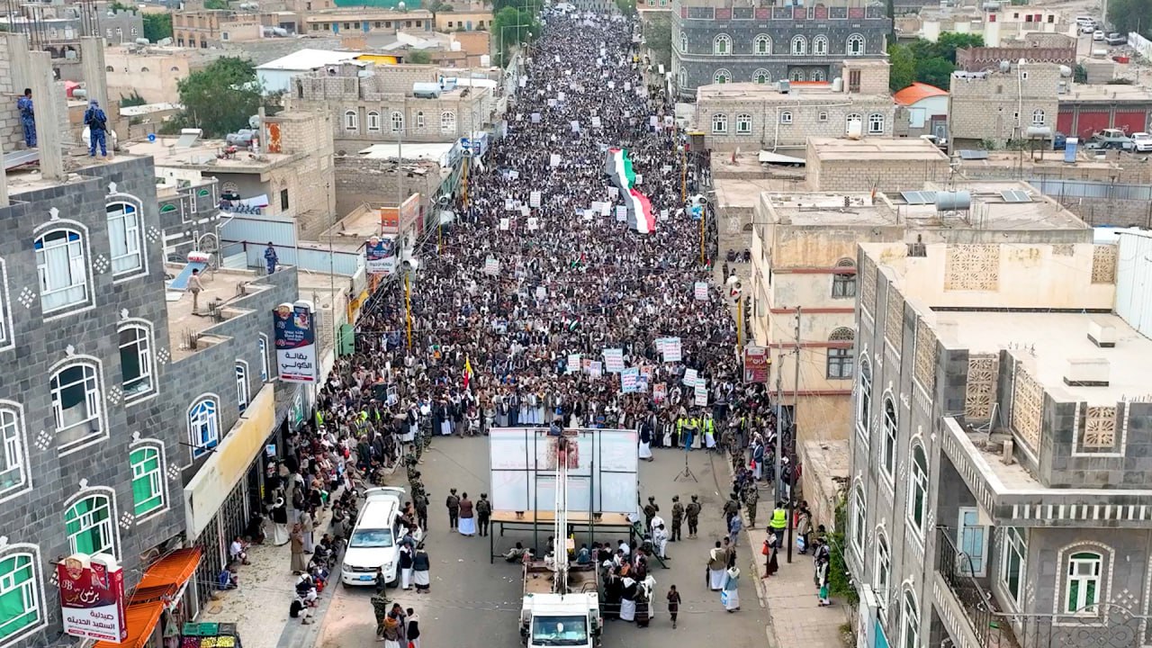 أبناء محافظة ذمار يجددون الوفاء لغزة ويباركون الانتصار الإيراني على العدو الصهيوني