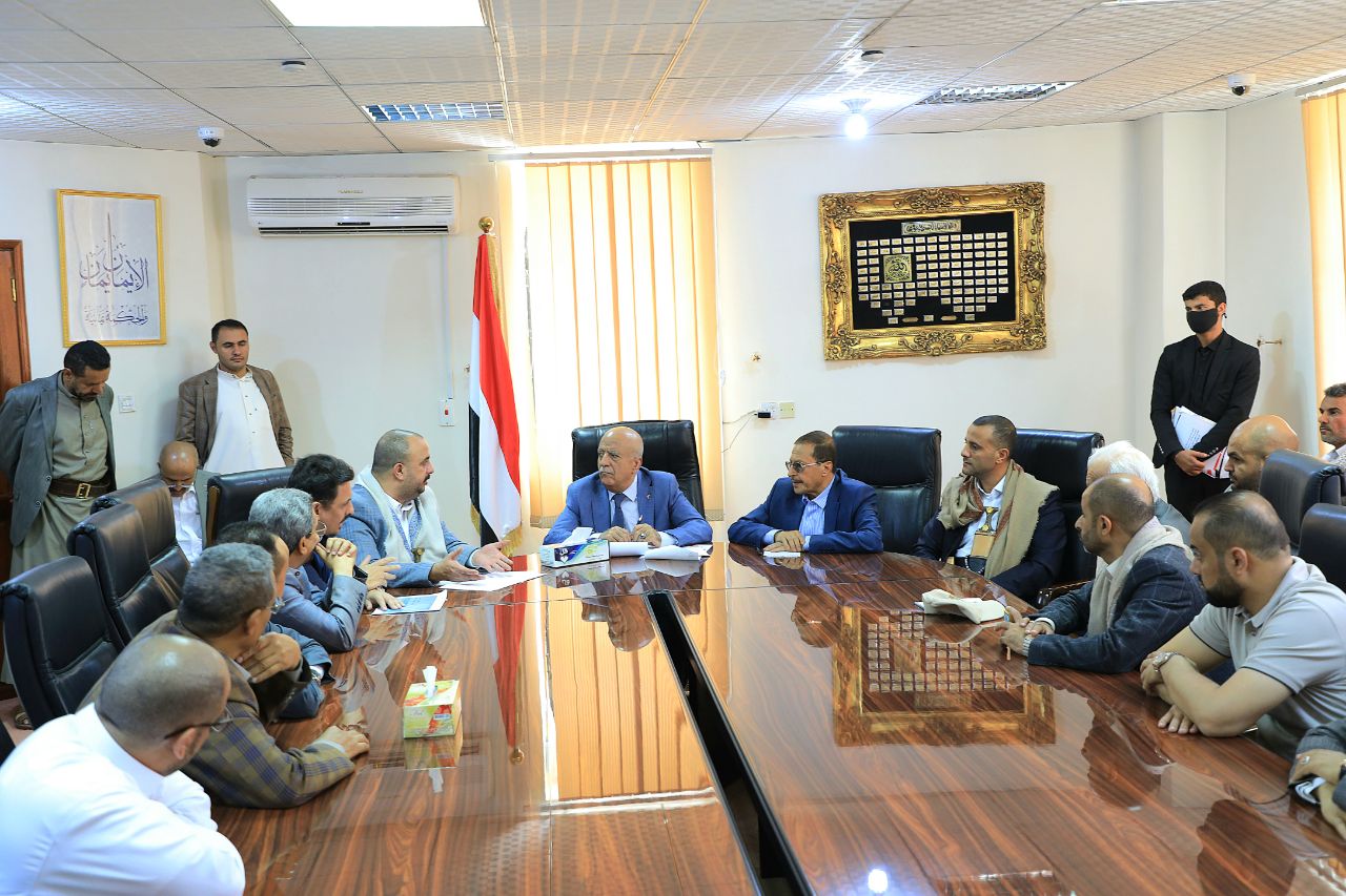 رئيس الوزراء يلتقي قيادة الغرفة التجارية الصناعية بأمانة العاصمة