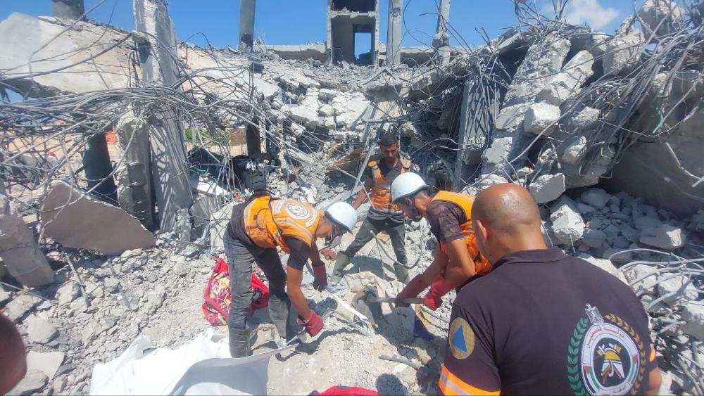 الدفاع المدني بغزة: انتشال 4 شهداء والبحث عن 40 مفقوداً جراء قصف صهيوني لعمارة سكنية