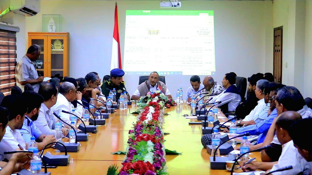السلطة المحلية بالحديدة تناقش الخطة الخدمية والتنموية للعام 1447هـ