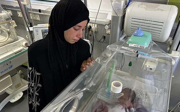 الغارديان: حياة مئات الرضع في غزة مهددة نتيجة النقص الحاد في حليب