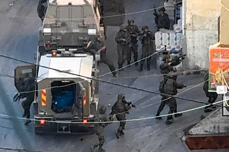 إصابة طفل واعتقالات واقتحامات واسعة في جنين ورام الله والبيرة