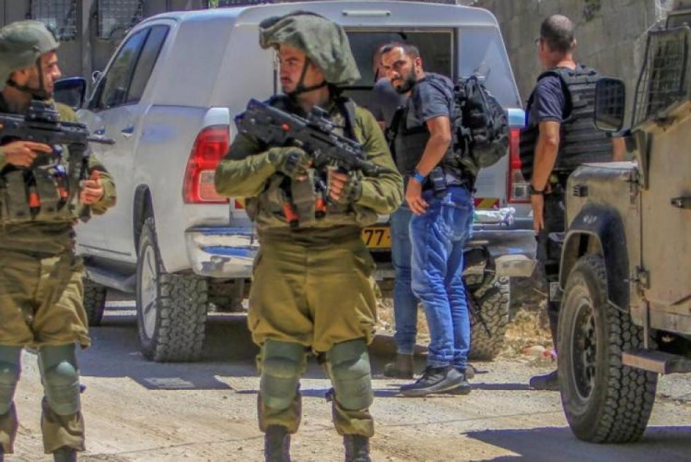 قوات العدو تعتقل 11 فلسطينياً من الضفة الغربية