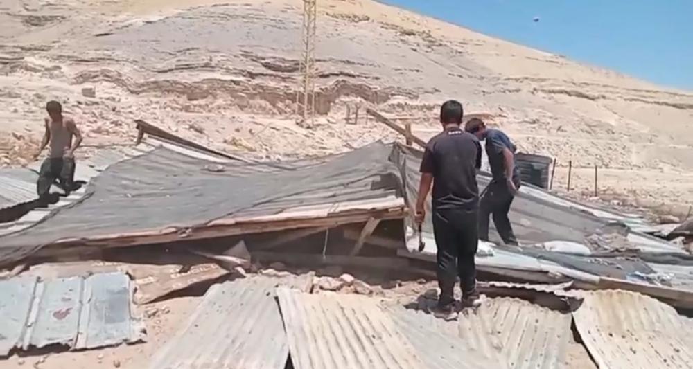 العدو الصهيوني يُهجر 25 عائلة من الخان الأحمر بالقدس قسرًا