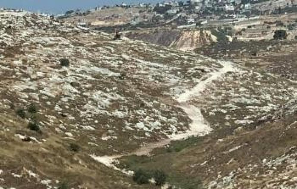 العدو الصهيوني يشق طريقًا عسكريًا شمال طوباس