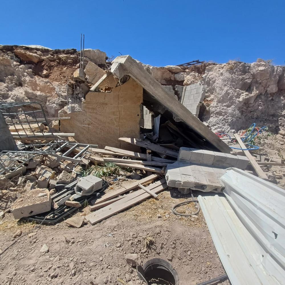 العدو يهدم منزلين من الصفيح ويجرف أراضٍ شرقي القدس المحتلة
