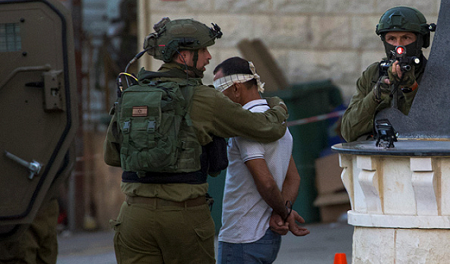 العدو الصهيوني يواصل اعتقال الصحافيين الفلسطينيين: 54 معتقلا بينهم 23 إداريا