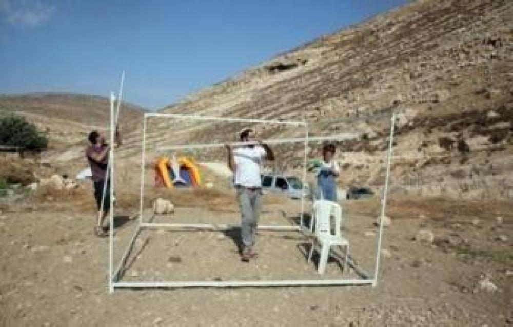 مستوطنون صهاينة ينصبون بيوتًا متنقلة في الخليل