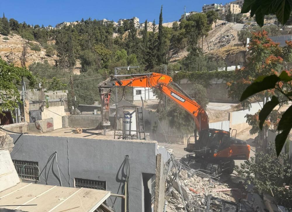 العدو الصهيوني يهدم منزلين لعائلة برقان في حي واد ياصول بسلوان