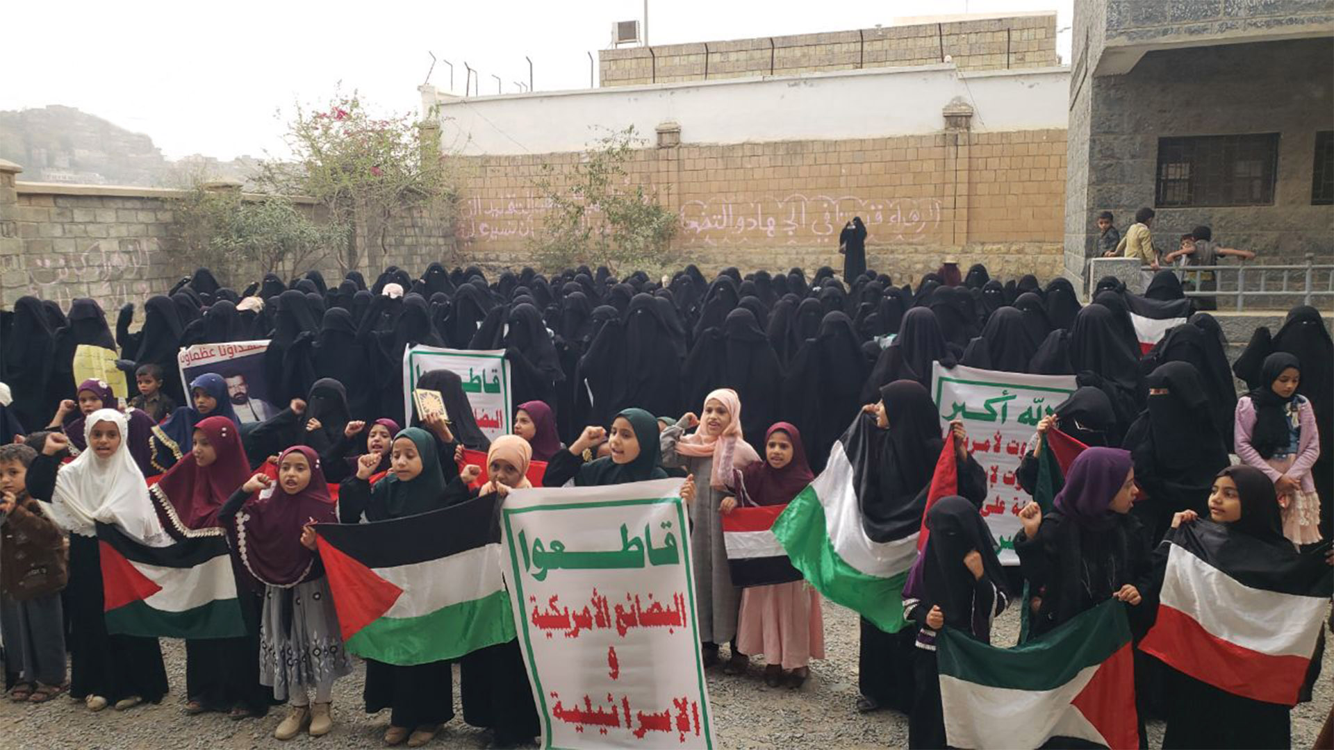 وقفات نسائية بمحافظة حجة تضامنا مع الشعب الفلسطيني