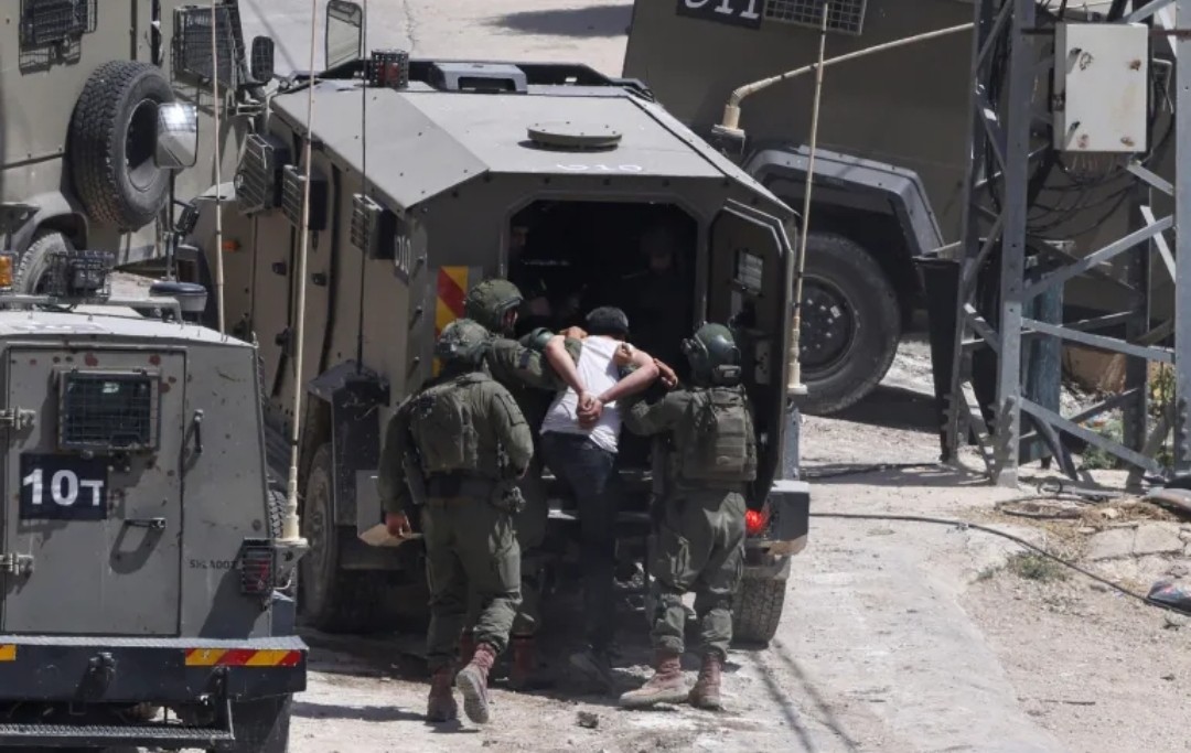 قوات العدو تعتقل 13 فلسطينياً من الضفة الغربية