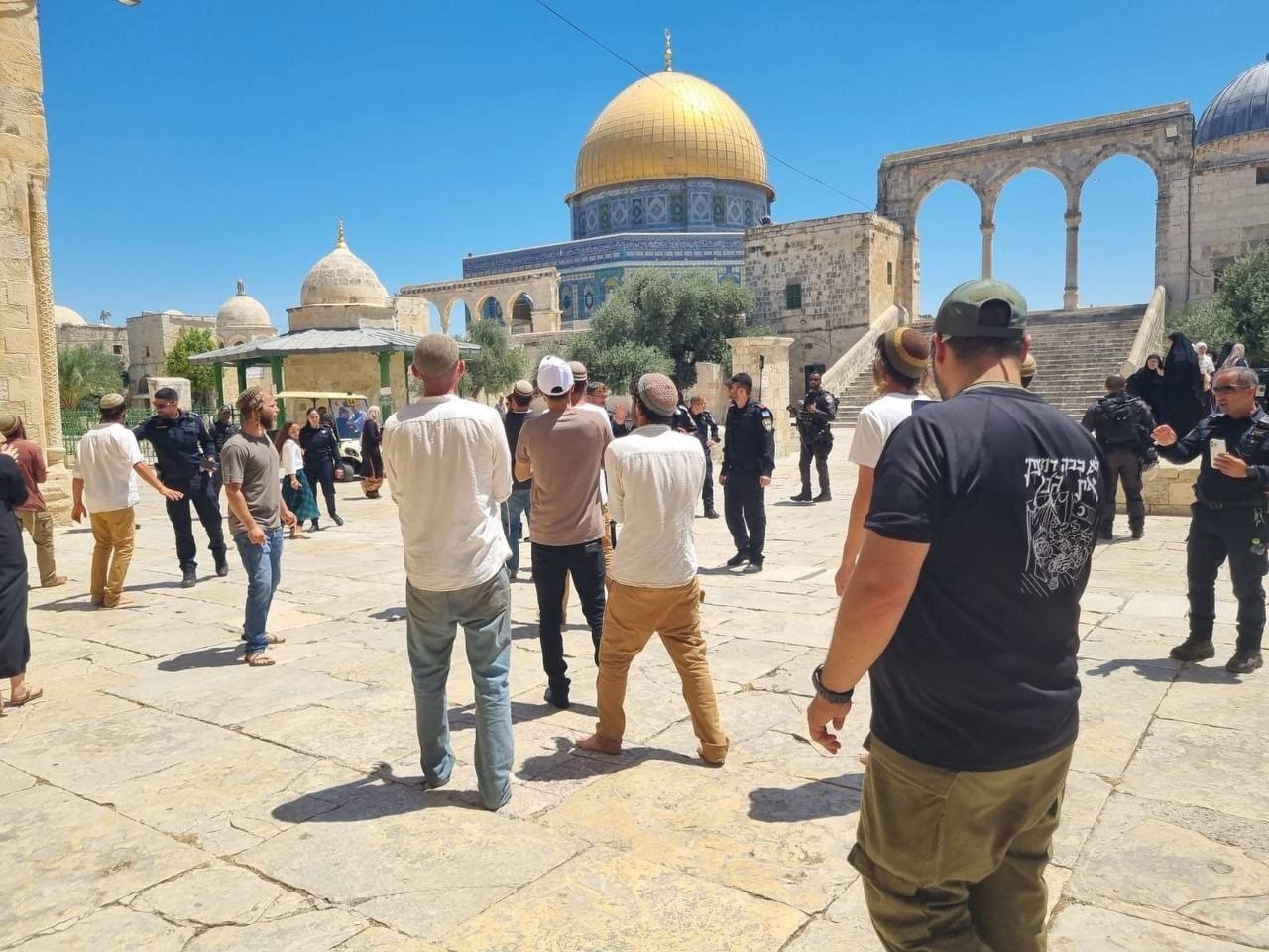 مستوطنون صهاينة يقتحمون باحات المسجد الأقصى
