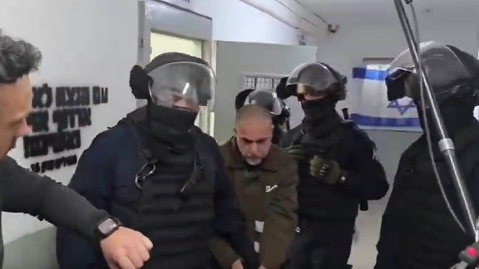 الدكتور أبو صفية يتعرض للضرب بوحشية والمعاملة القاسية في سجون العدو