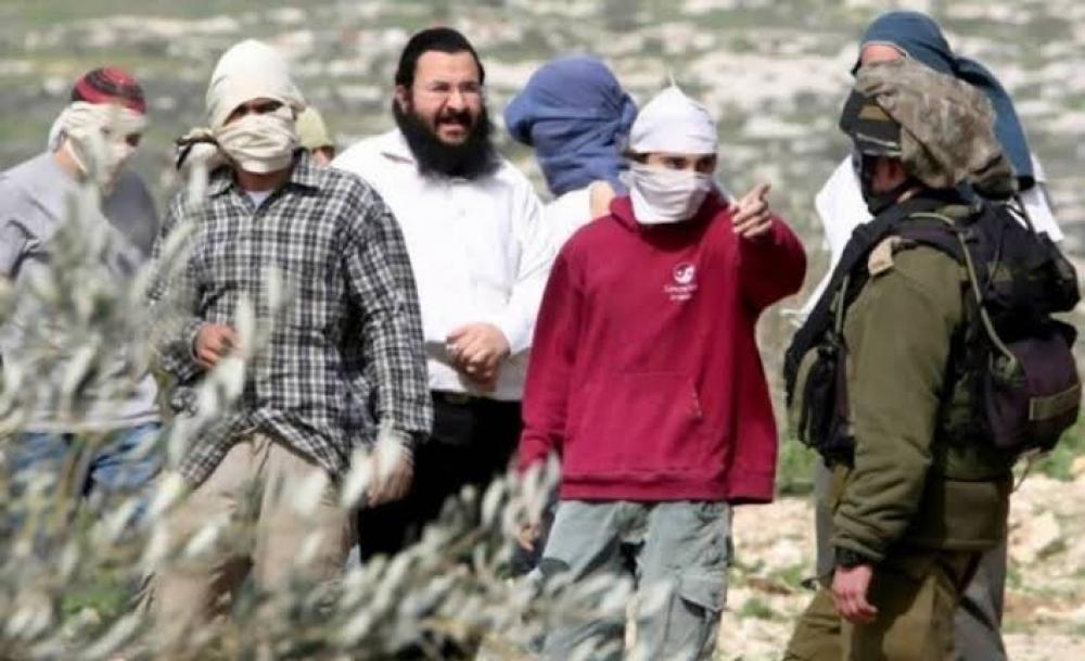 مستوطنون صهاينة يضعون أعلام الكيان الغاصب قرب مساكن الفلسطينيين بالأغوار الشمالية
