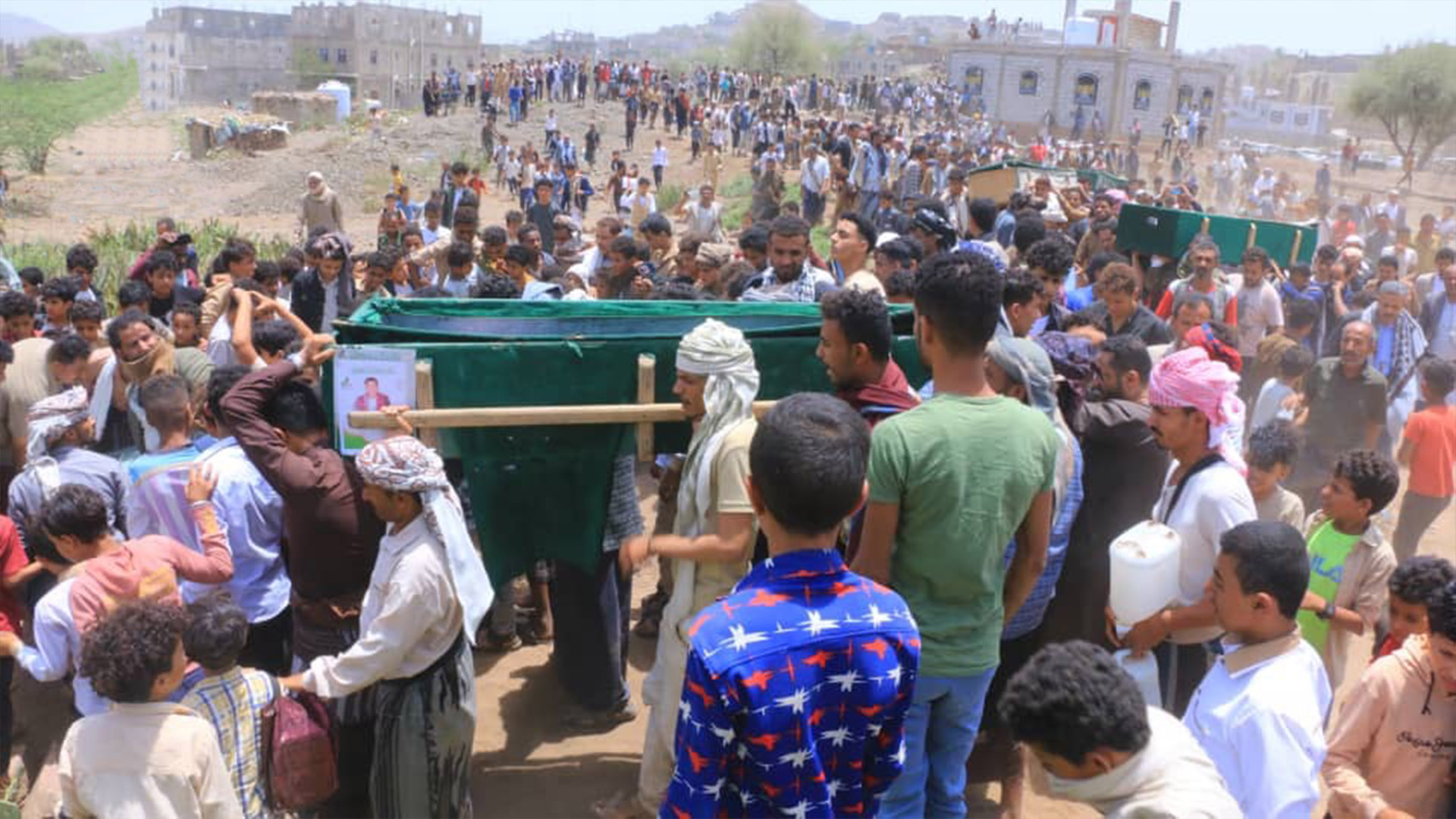 تشييع جثامين الأطفال الخمسة الذين استشهدوا بقصف مرتزقة العدوان في مديرية التعزية