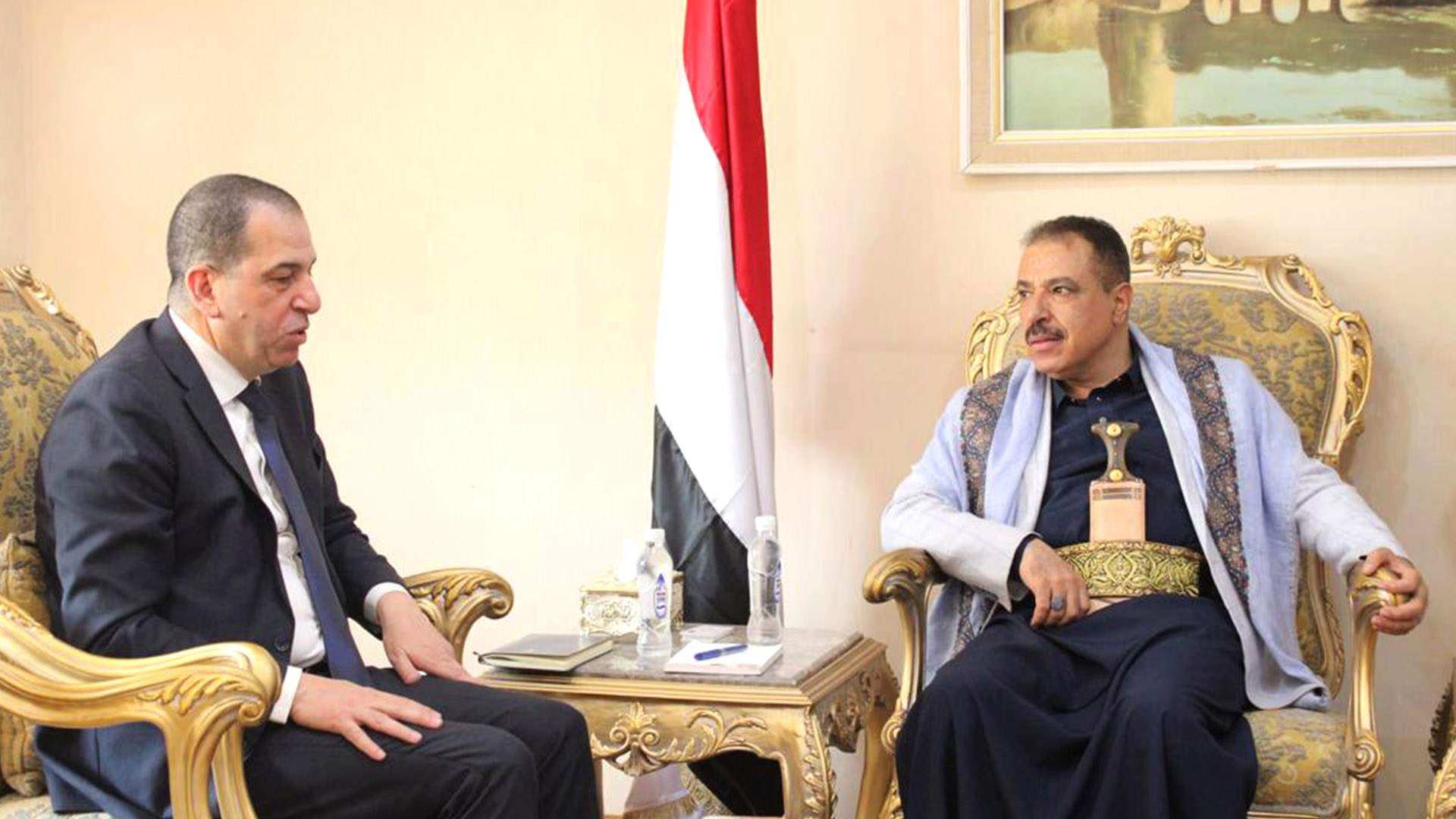 وزير الخارجية يلتقي مبعوث برنامج الأغذية العالمي إلى اليمن
