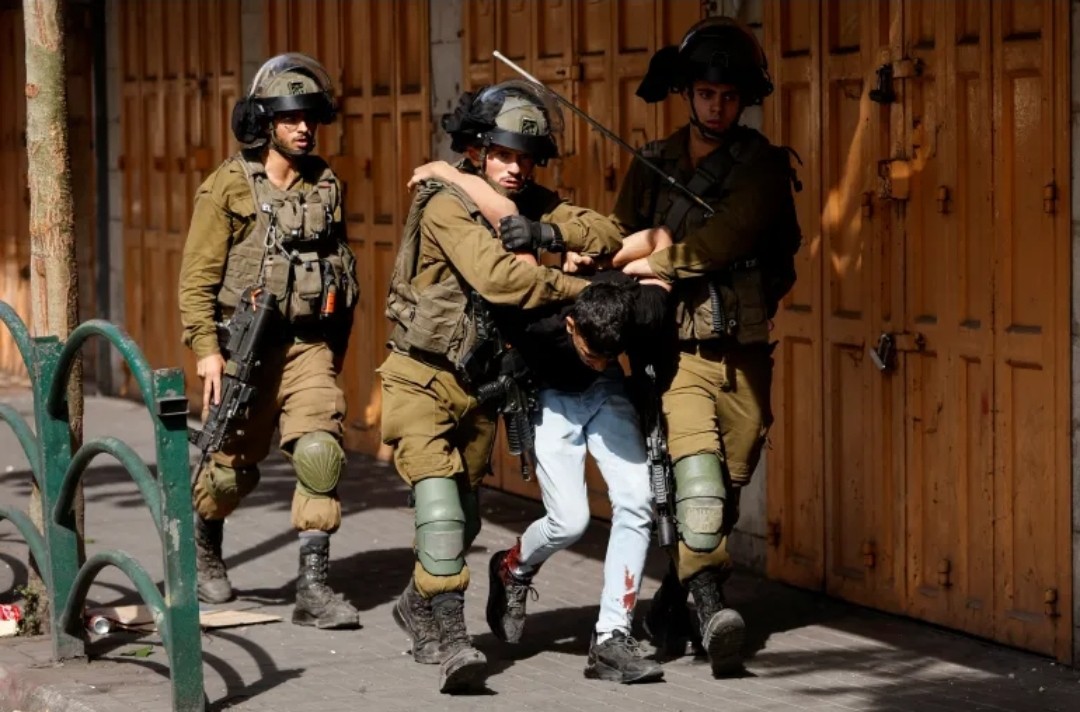 قوات العدو تعتقل 16 فلسطينياً من الضفة بينهم مصاب
