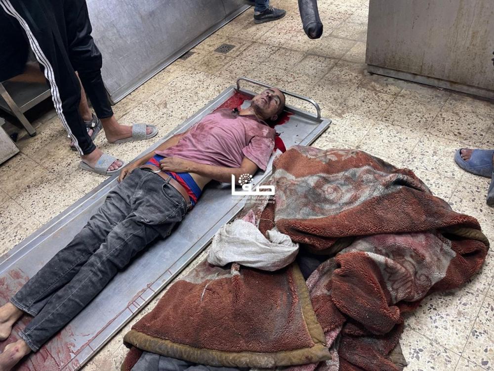 14 شهيدًا ومصابون بقصف صهيوني استهدف مبنى الكلية الجامعية بخانيونس