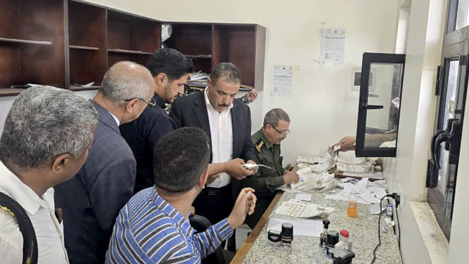 وزير الخارجية يتفقد الدائرة القنصلية ويشيد بجهودها في خدمة المواطنين