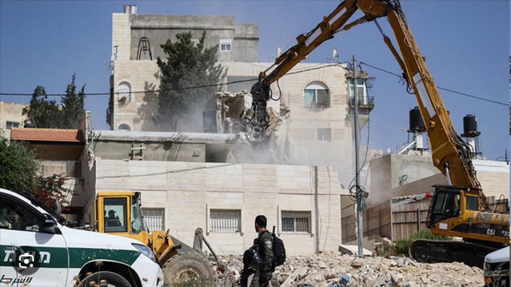 العدو الصهيوني يخطر بهدم بناية سكنية في القدس المحتلة