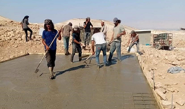 مستوطنون صهاينة يوسعون بؤرة استيطانية في قرية شلال العوجا شمالي أريحا